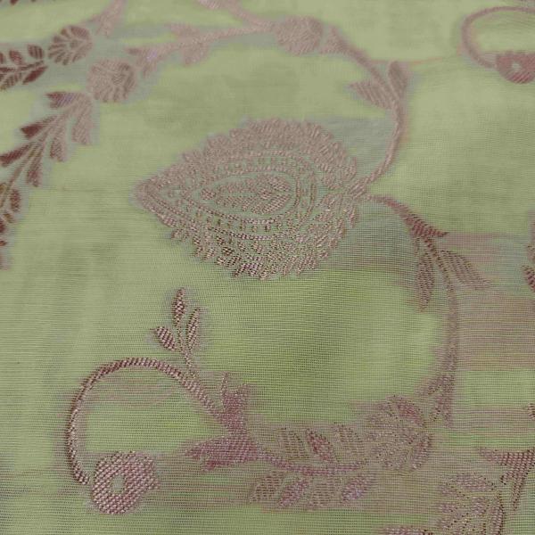 Women Stylish Lightweight Saree with Graceful Floral Artwork